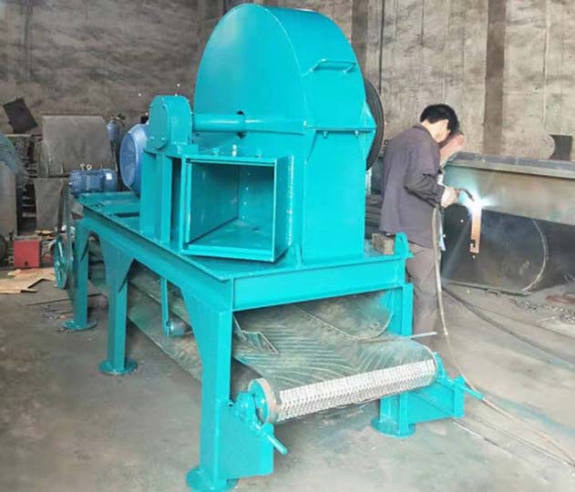 Lower-Discharge Wood Chipper