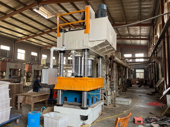 Machine automatique de fabrication de palettes en bois