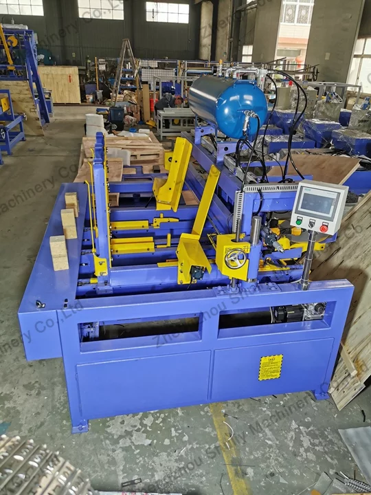 Pallet stacking machine