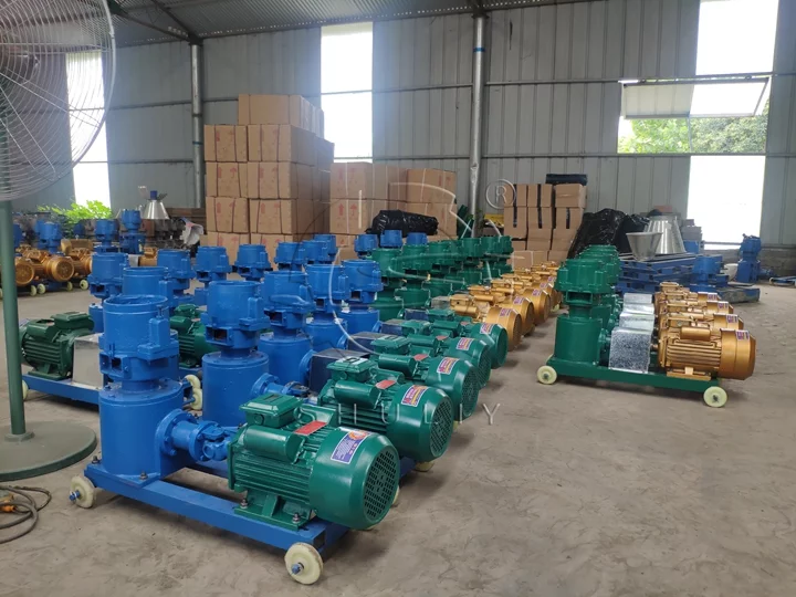 Flat die feed pellet machine